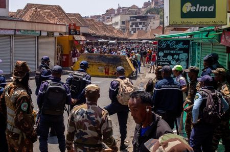 tagreuters.com2025binary_LYNXNPEL8O14P-VIEWIMAGE