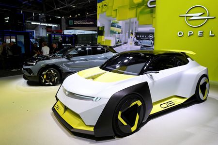 tagreuters.com2025binary_LYNXNPEL870KJ-VIEWIMAGE