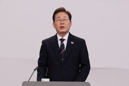 tagreuters.com2025binary_LYNXMPEL4I08E-VIEWIMAGE