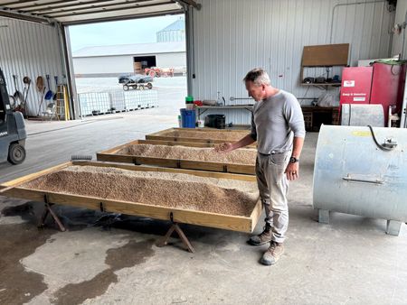 tagreuters.com2025binary_LYNXMPEL9M0G1-VIEWIMAGE