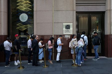 tagreuters.com2025binary_LYNXNPEL97038-VIEWIMAGE