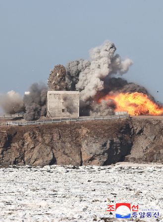 tagreuters.com2025binary_LYNXNPEL1Q0Y0-VIEWIMAGE