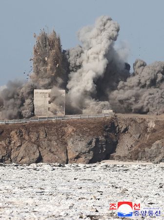 tagreuters.com2025binary_LYNXNPEL1Q0Y1-VIEWIMAGE