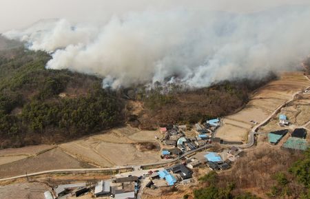 tagreuters.com2025binary_LYNXNPEL2O0BH-VIEWIMAGE