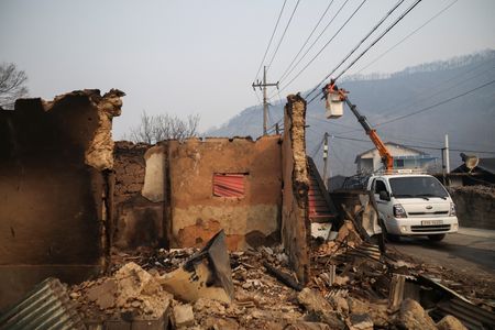 tagreuters.com2025binary_LYNXNPEL2Q00L-VIEWIMAGE