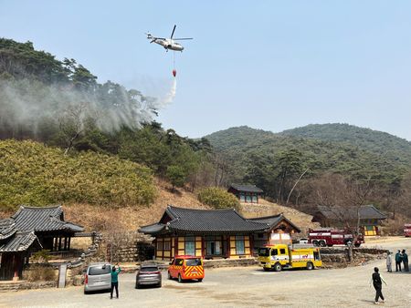 tagreuters.com2025binary_LYNXNPEL2Q08N-VIEWIMAGE