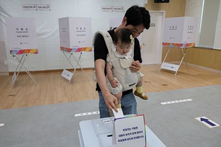 tagreuters.com2025binary_LYNXNPEL5203Y-VIEWIMAGE