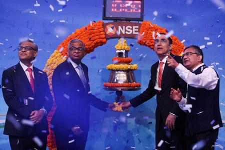 tagreuters.com2025binary_LYNXNPEL9C04E-VIEWIMAGE