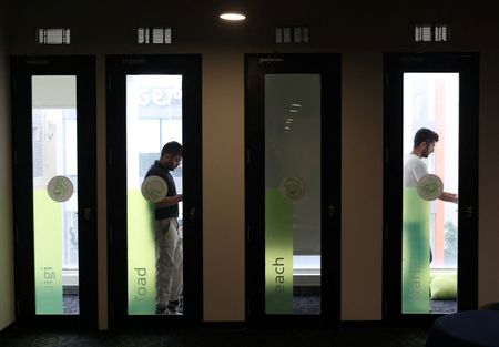 tagreuters.com2025binary_LYNXNPEL9E040-VIEWIMAGE