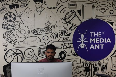 tagreuters.com2025binary_LYNXNPEL9E042-VIEWIMAGE