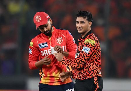 tagreuters.com2025binary_LYNXMPEL3B0C3-VIEWIMAGE