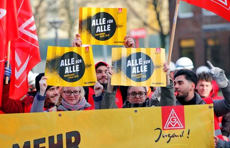 tagreuters.com2025binary_LYNXMPEL1C05K-VIEWIMAGE