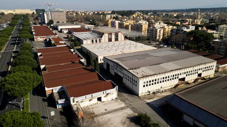 tagreuters.com2025binary_LYNXNPEL1K072-VIEWIMAGE