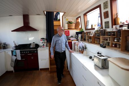 tagreuters.com2025binary_LYNXMPEL3F06N-VIEWIMAGE