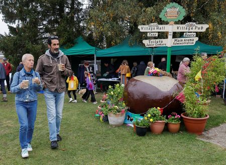 tagreuters.com2025binary_LYNXNPEL9B095-VIEWIMAGE