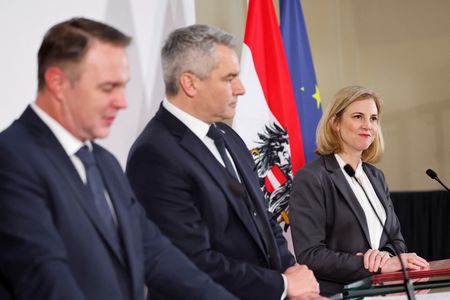 tagreuters.com2024binary_LYNXMPEKBG0QW-VIEWIMAGE