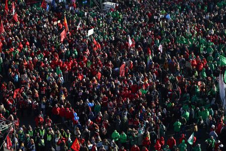 tagreuters.com2025binary_LYNXMPEL0C0AW-VIEWIMAGE