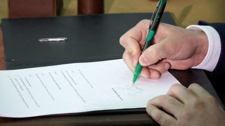 tagreuters.com2025binary_LYNXMPEL2C0KA-VIEWIMAGE