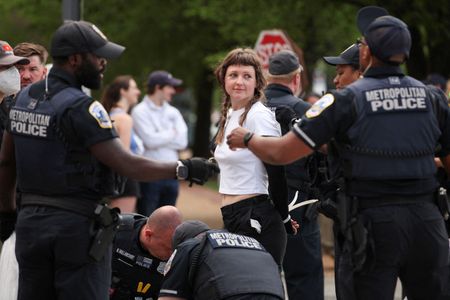 tagreuters.com2025binary_LYNXMPEL3T0YK-VIEWIMAGE