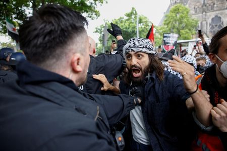 tagreuters.com2025binary_LYNXMPEL4E0VX-VIEWIMAGE