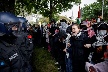 tagreuters.com2025binary_LYNXMPEL4E0VZ-VIEWIMAGE