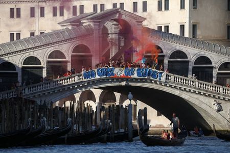 tagreuters.com2025binary_LYNXMPEL5R08Z-VIEWIMAGE