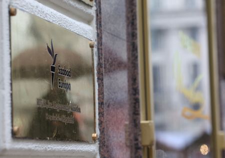 tagreuters.com2025binary_LYNXMPELAK0L5-VIEWIMAGE