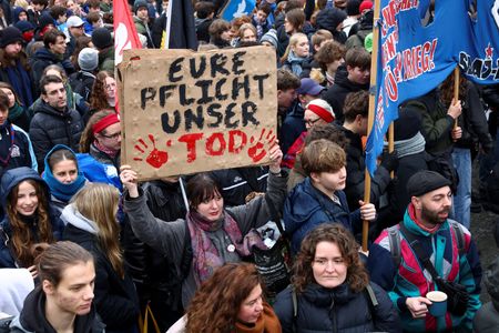 tagreuters.com2025binary_LYNXMPELB40OE-VIEWIMAGE