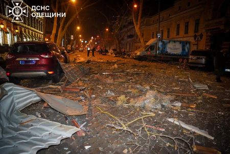 tagreuters.com2025binary_LYNXNPEL100YY-VIEWIMAGE