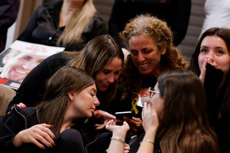 tagreuters.com2025binary_LYNXNPEL1E061-VIEWIMAGE