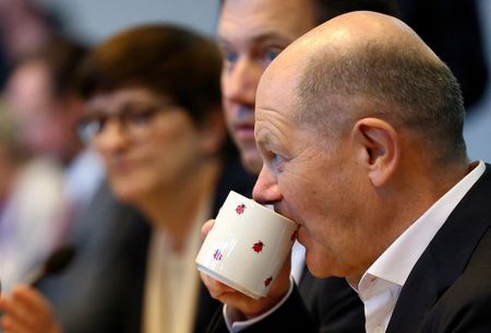 tagreuters.com2025binary_LYNXNPEL1P0HY-VIEWIMAGE