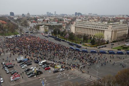 tagreuters.com2025binary_LYNXNPEL2Q0CC-VIEWIMAGE