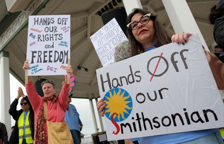 tagreuters.com2025binary_LYNXNPEL340BG-VIEWIMAGE