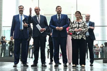 tagreuters.com2025binary_LYNXNPEL390QN-VIEWIMAGE