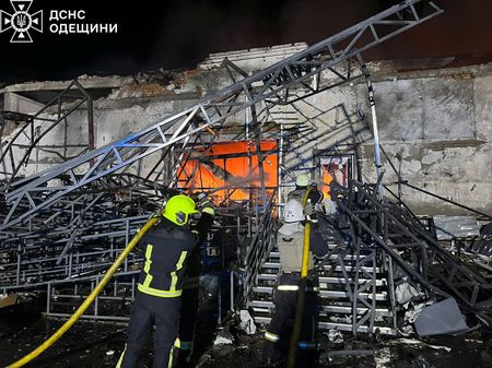 tagreuters.com2025binary_LYNXNPEL4T081-VIEWIMAGE