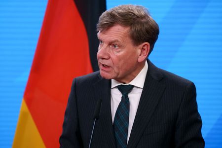 tagreuters.com2025binary_LYNXNPEL540PL-VIEWIMAGE