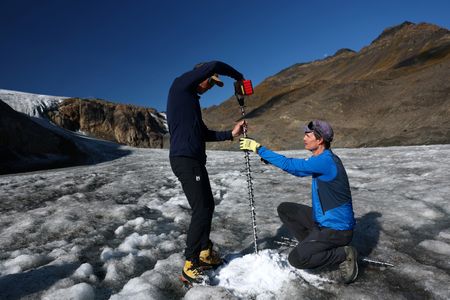 tagreuters.com2025binary_LYNXNPEL8L0C6-VIEWIMAGE