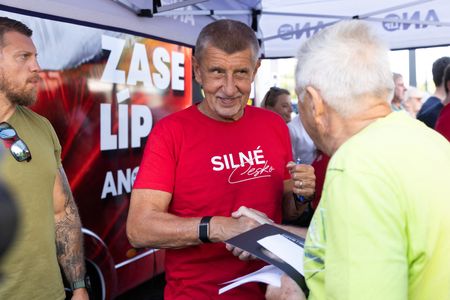 tagreuters.com2025binary_LYNXNPEL8M0LA-VIEWIMAGE