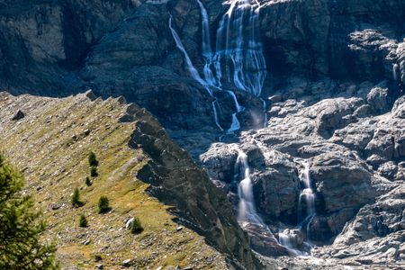 tagreuters.com2025binary_LYNXNPEL901EJ-VIEWIMAGE