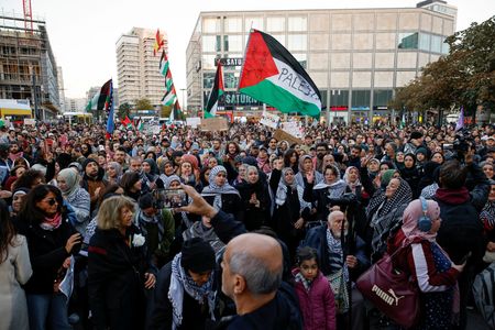 tagreuters.com2025binary_LYNXNPEL910SQ-VIEWIMAGE