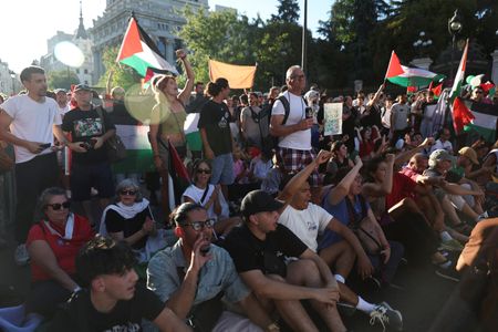 tagreuters.com2025binary_LYNXNPEL92049-VIEWIMAGE