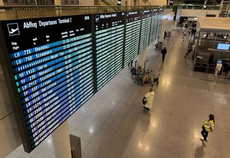 tagreuters.com2025binary_LYNXNPEL92069-VIEWIMAGE