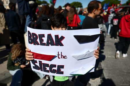 tagreuters.com2025binary_LYNXNPEL920DA-VIEWIMAGE