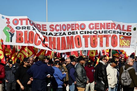 tagreuters.com2025binary_LYNXNPEL920DD-VIEWIMAGE