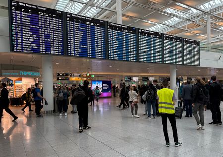 tagreuters.com2025binary_LYNXNPEL93039-VIEWIMAGE