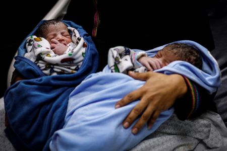 tagreuters.com2025binary_LYNXNPEL950EV-VIEWIMAGE