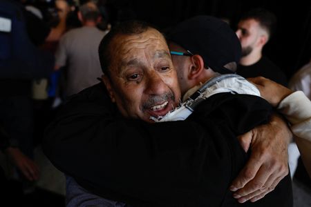 tagreuters.com2025binary_LYNXNPEL9C0IU-VIEWIMAGE