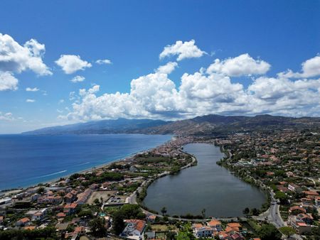 tagreuters.com2025binary_LYNXNPEL9D050-VIEWIMAGE