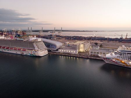 tagreuters.com2022binary_LYNXMPEI0501A-VIEWIMAGE