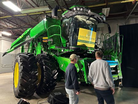 tagreuters.com2025binary_LYNXNPEL3404W-VIEWIMAGE